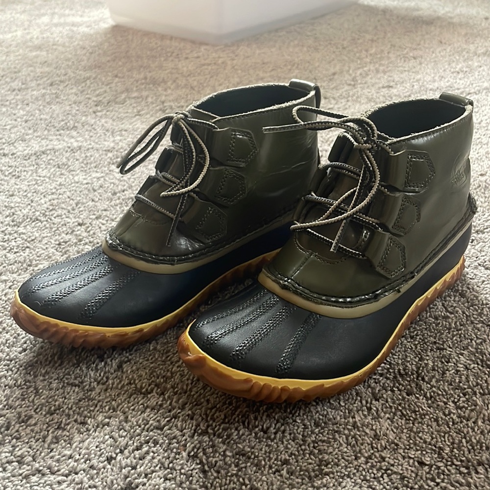 Women’s US Size 7.5 Olive green Sorels in great condition!